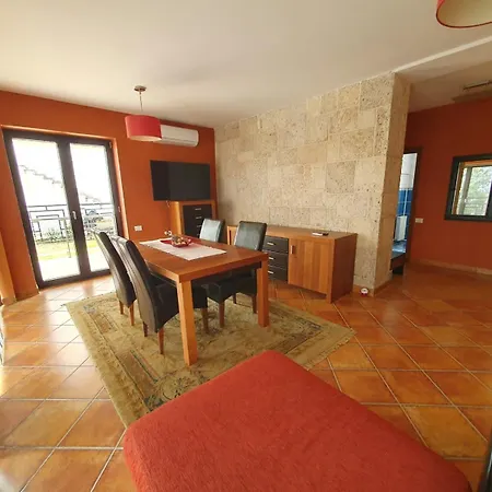 Apartment V4 *