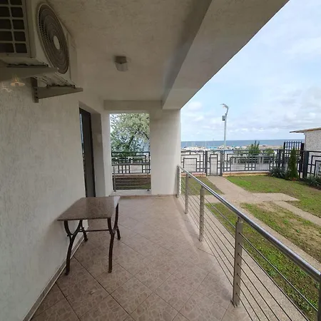 V4 Apartment *